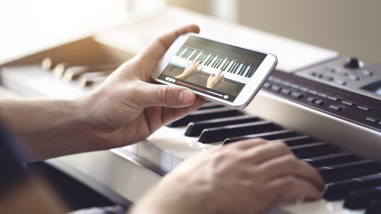 How Keyboard Courses Online Improve Music Theory & Playing Skills
