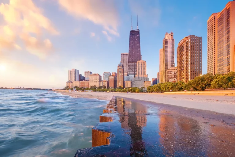 What are the most convenient and safe areas to stay in Chicago near major attractions?